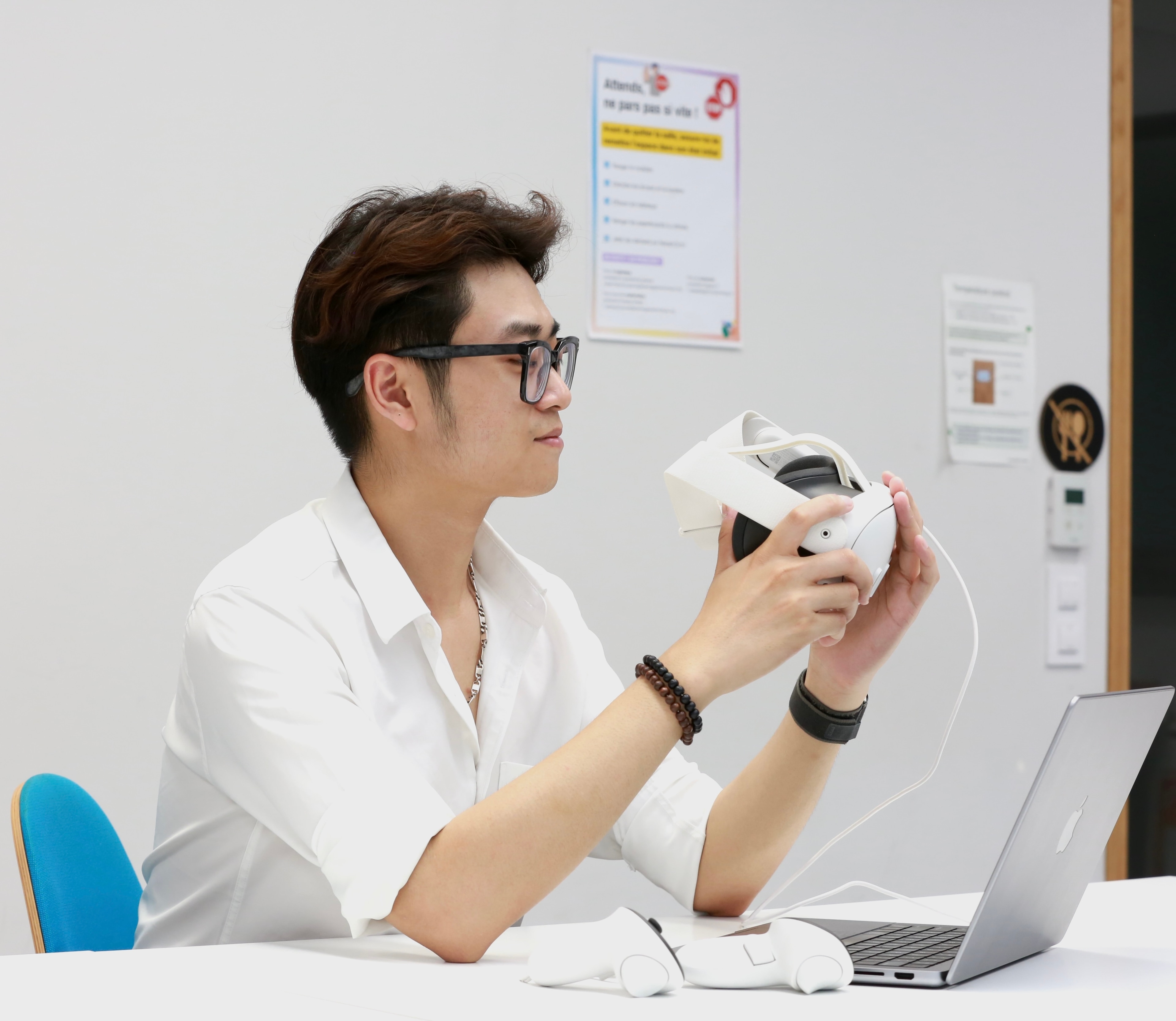 Hai Nam Pham working with a virtual reality headset