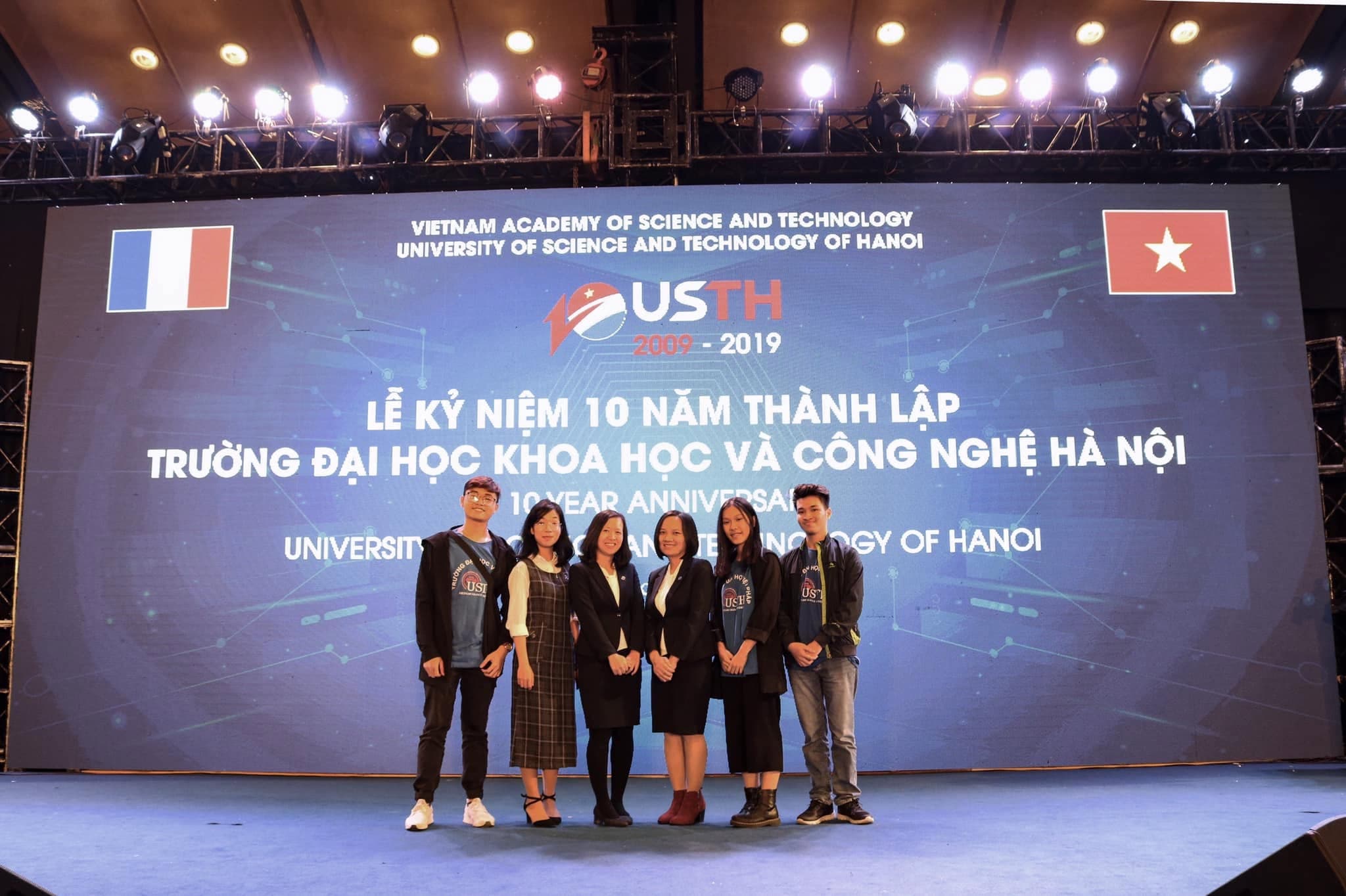 Natural Spirulina hydrogel mask team with two supervisors at the 10th anniversary ceremony of USTH